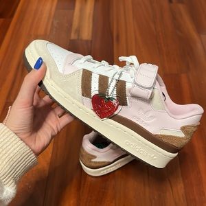 women’s adidas forum low chocolate to my strawberry💗🤎